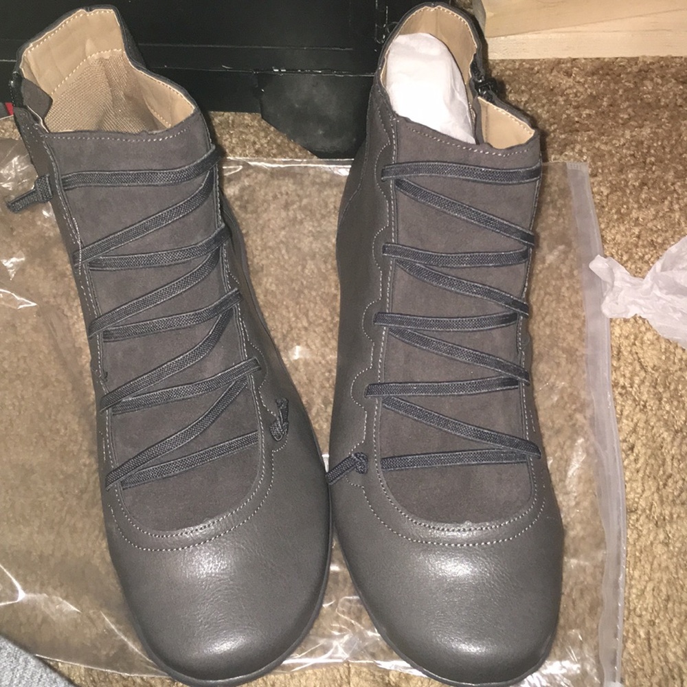 New never worn black ankle flat heel boots ⭐️